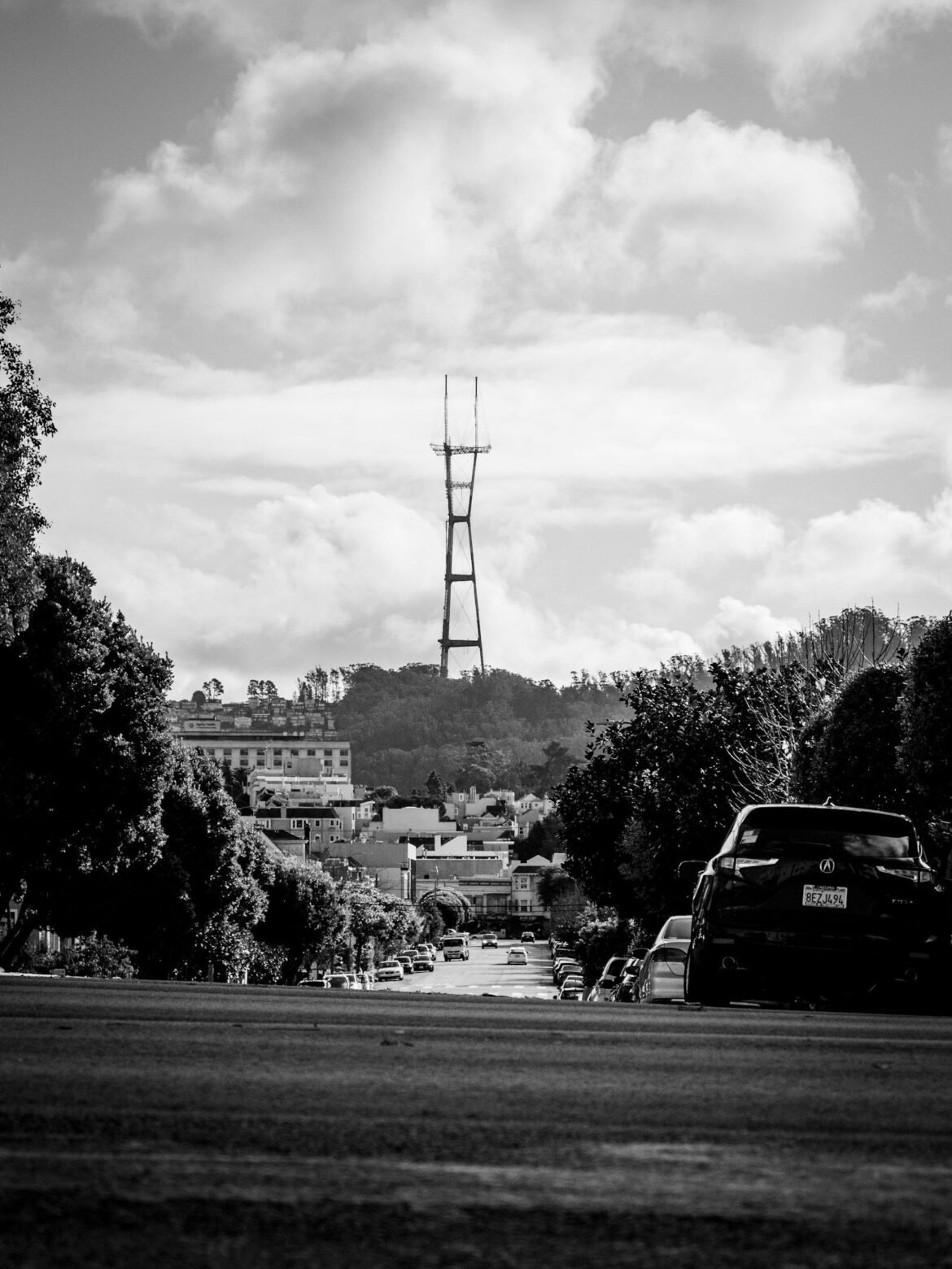 Black and white photo of a steep San Francisco street